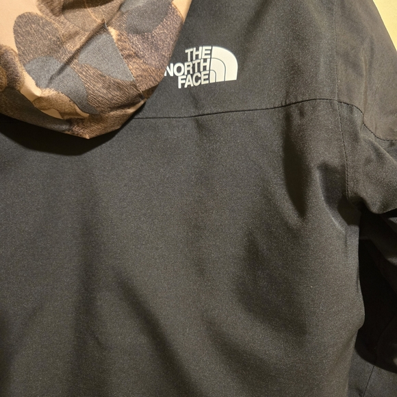 The North Face Kids Camo and Black Jacket - Picture 8 of 8